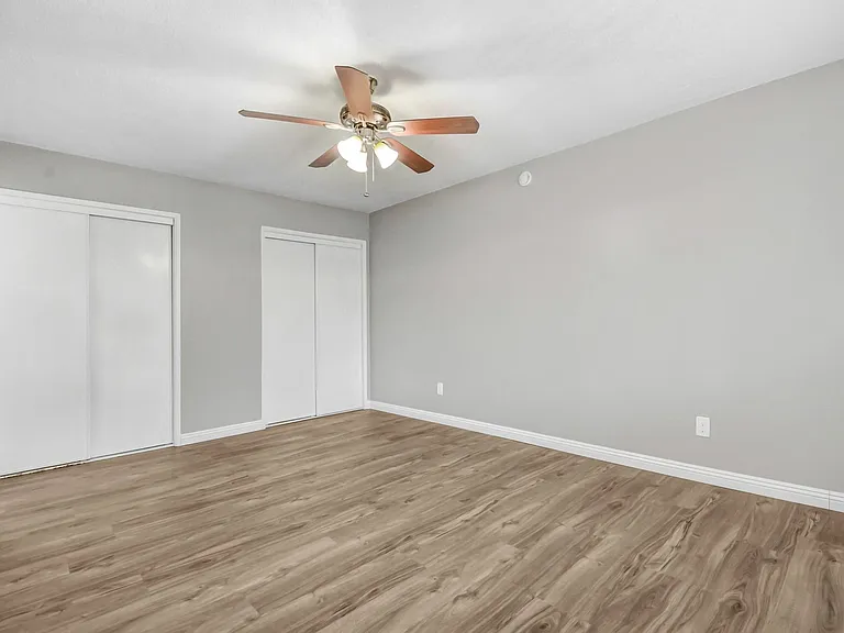 El Royale Apartments — Photo 4