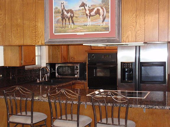 Newly remodeled kitchen w/granite & stainless!