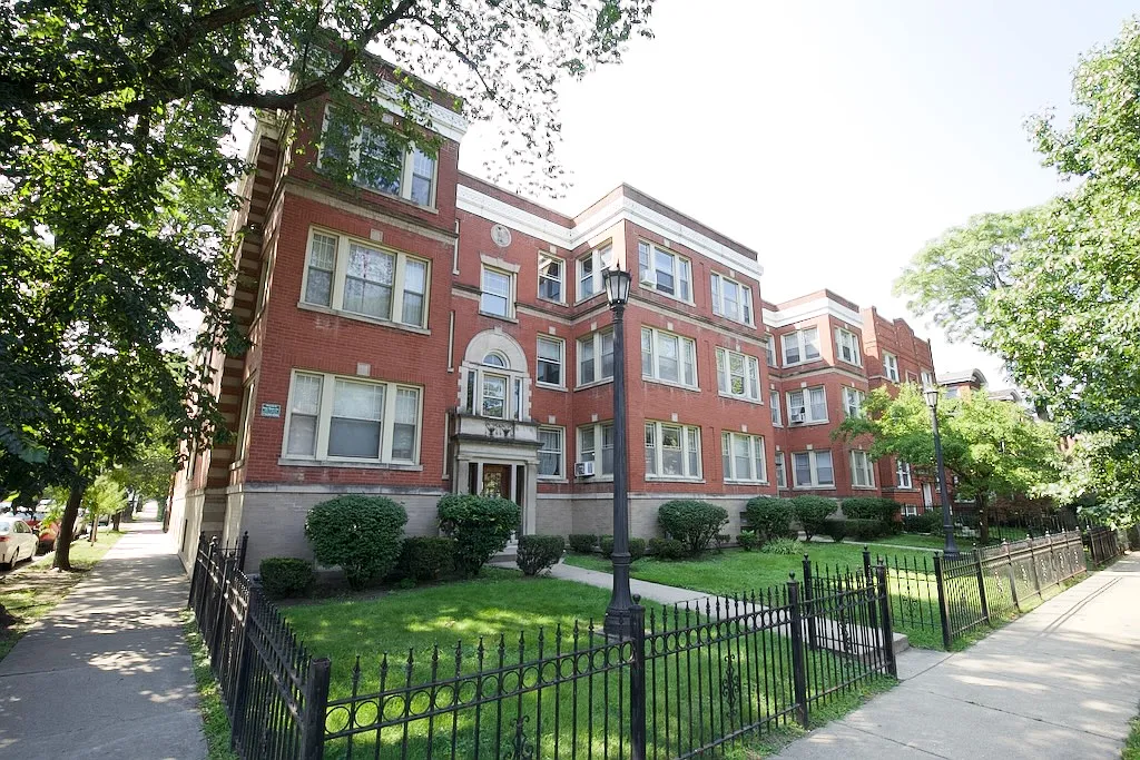 Appealing 1 Bed, 1 Bath at Racine + Montrose (Sheridan Park) — Photo 1