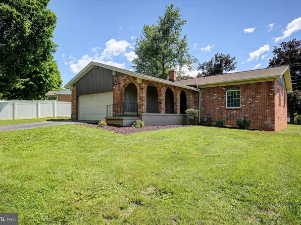 868 Fox Meadow Rd, Chambersburg, PA 17202
