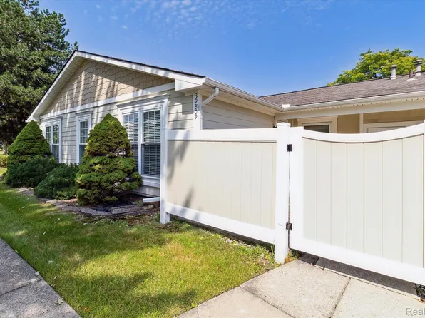 39809 Village Wood Ln, Novi, MI 48375