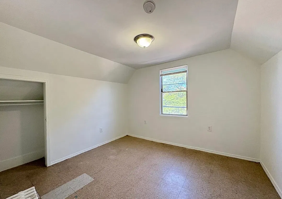 5 bed, $2,500 — Photo 2