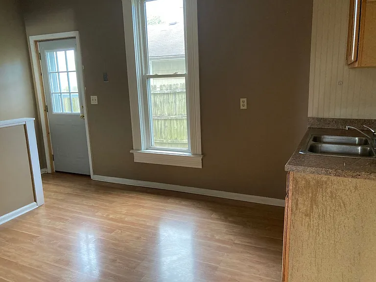 138 N Madison Rd — Photo 3