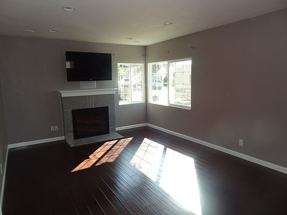 Open Living to Kitchen