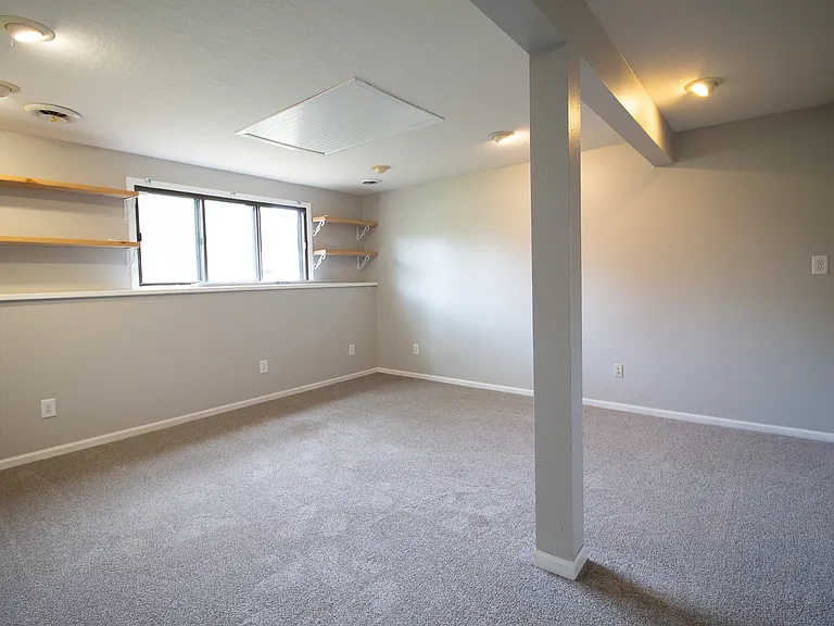 1000 S Lakota Ave — Photo 9