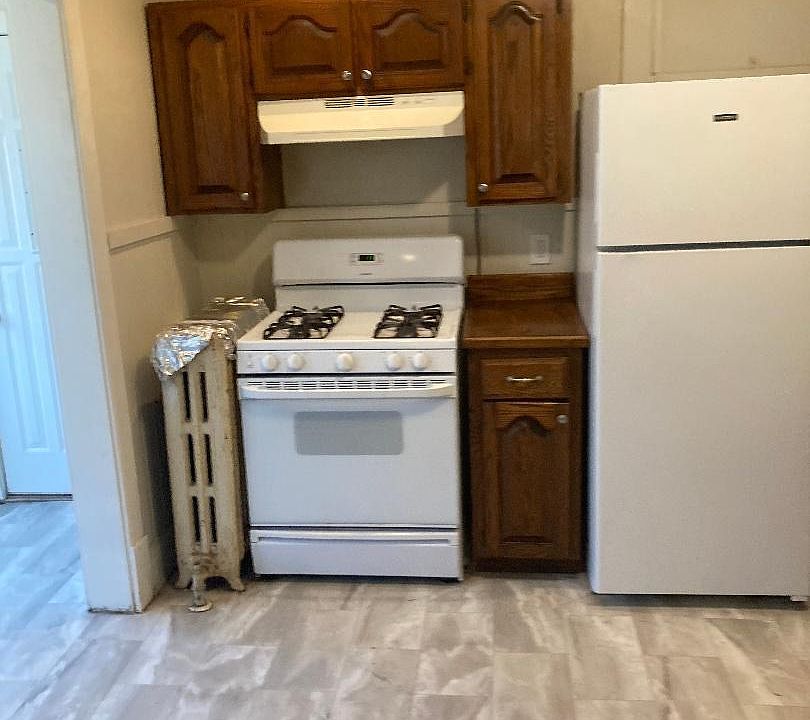 2nd image of 2553 Fort St