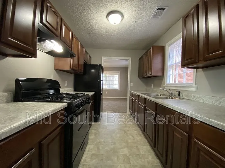 1319 S Jackson St — Photo 3