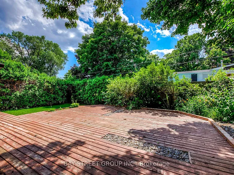 1238 Landfair Cres — Photo 34