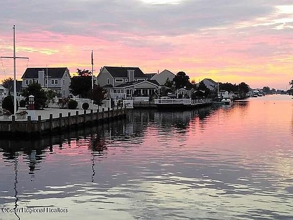 3rd image of 74 Moorage Ave
