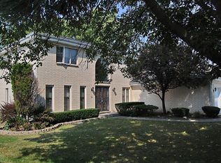 1916 N Charter Point Dr, Arlington Heights, IL 60004