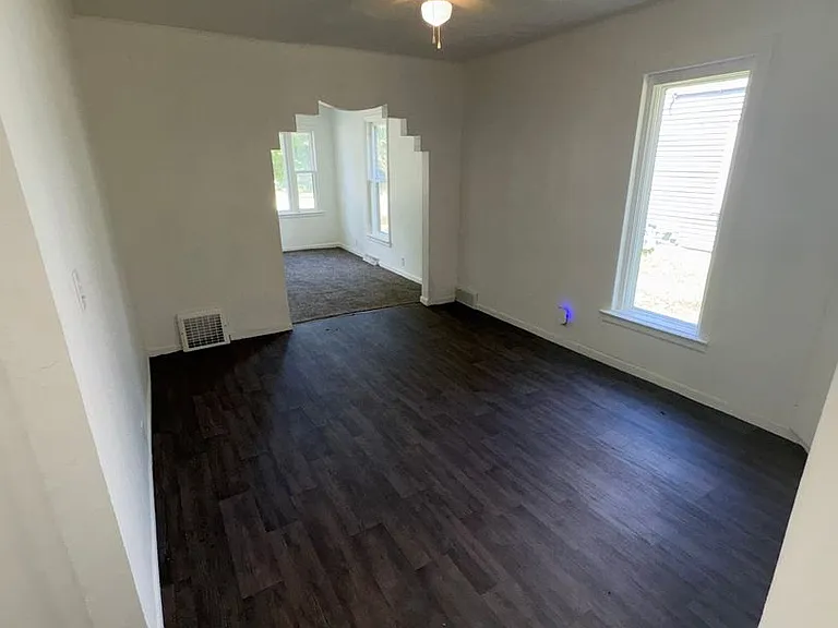 307 Center St — Photo 4