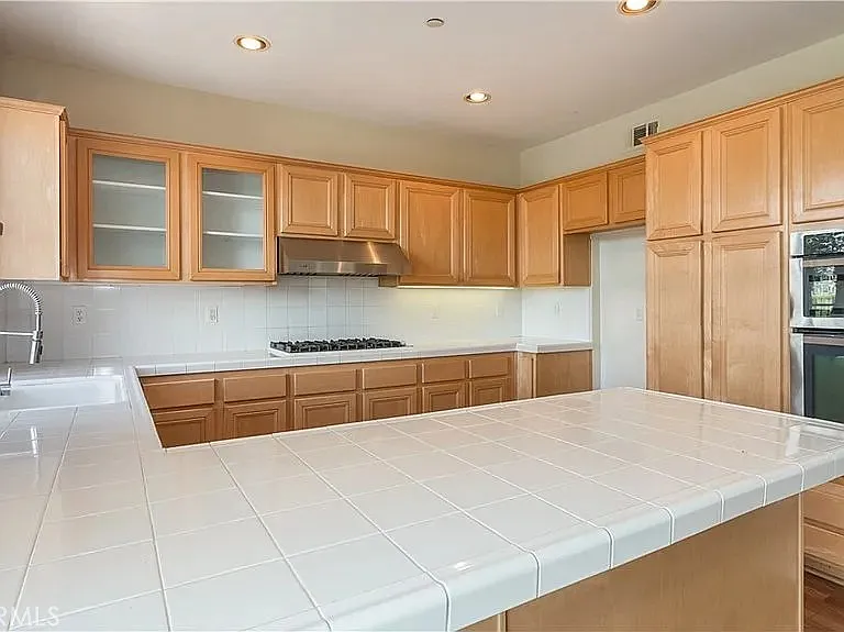 24075 Atun — Photo 10