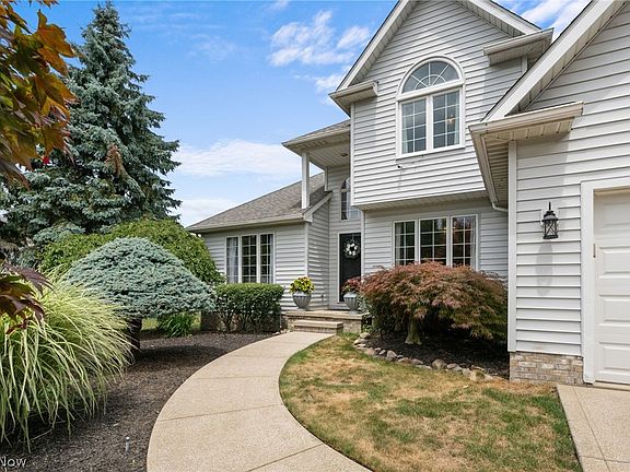 2nd image of 5619 Hawthorne Dr