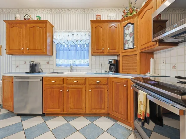 618 Robeson St, Fall River, MA 02720
