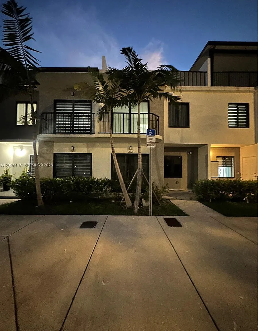 3 bed, 2.0 bath, 1398 sqft, $2,500 — Photo 2