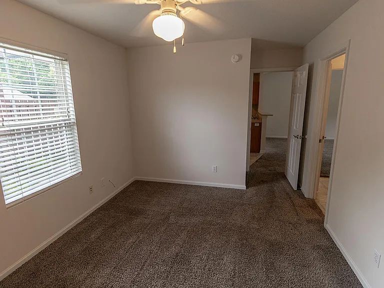 3306 E Saint Charles Rd — Photo 13