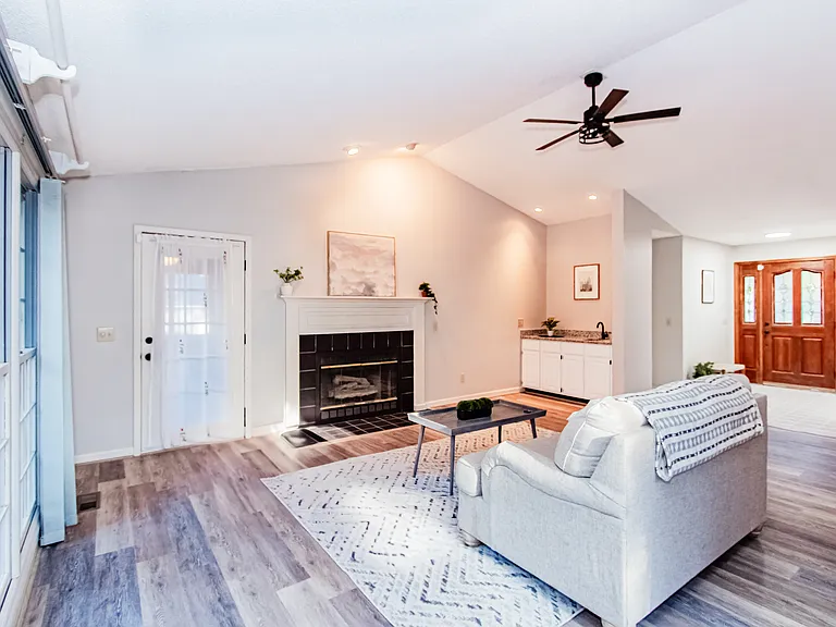 965 Monticello Dr — Photo 3