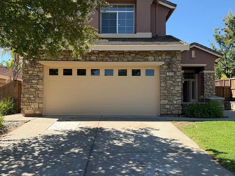 2229 Zittel Dr — Photo 2