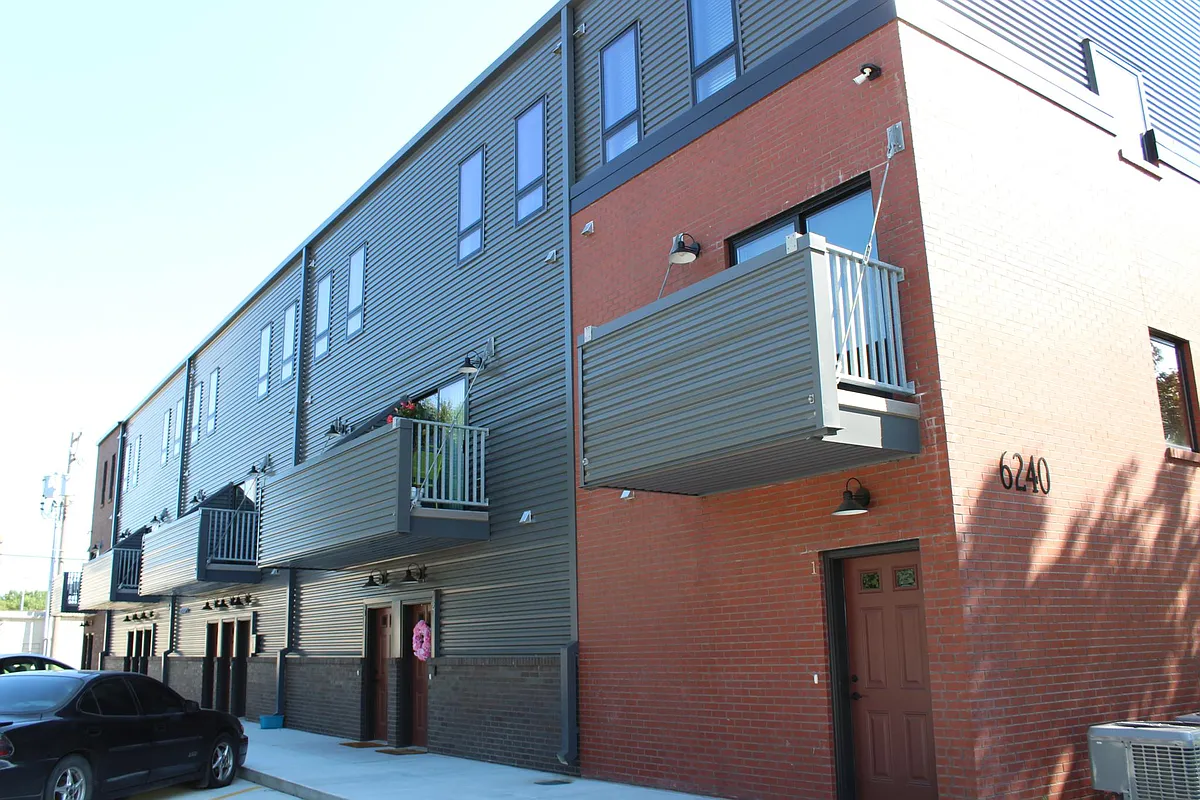 Private Apartment Entrances - 6240 Ballard Ave