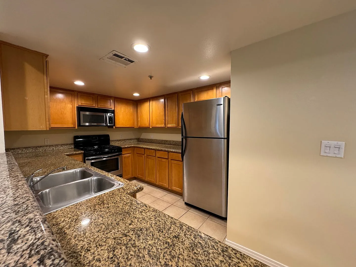 L'Gallia Studio City Apartments — Photo 2