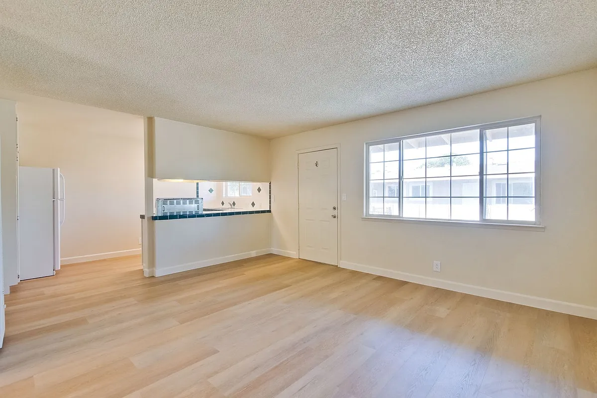 Building Photo - 751