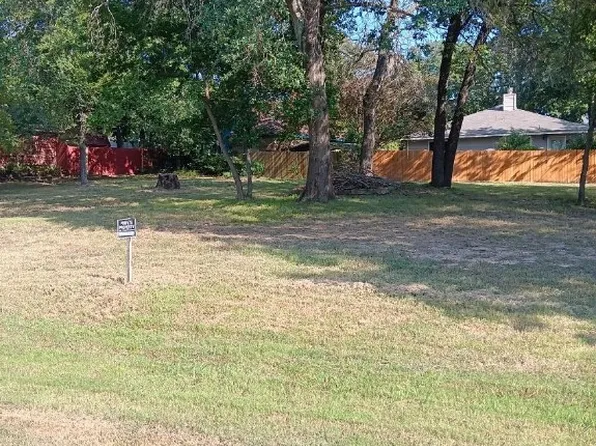 825 Shoreline Dr, West Tawakoni, TX 75474