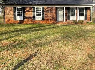 1520 Castell Ln, Hickory, NC 28601