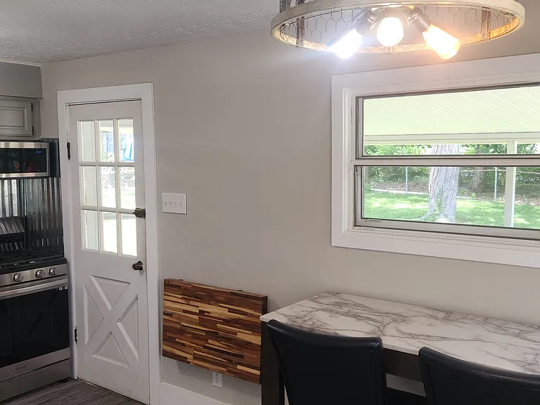 1124 Exter Dr — Photo 6