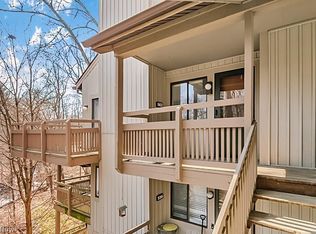 562 Meredith Ln, Cuyahoga Falls, OH 44223