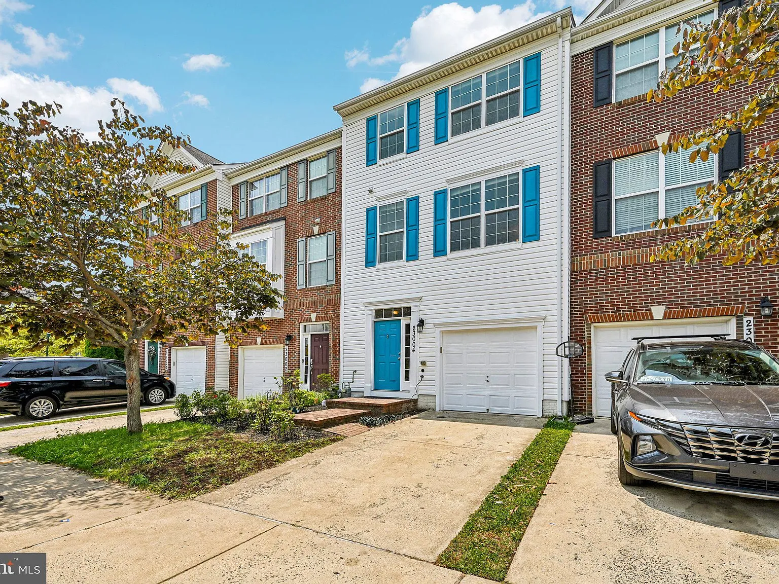 3 bed, 4.0 bath, 2264 sqft, $2,999 — Photo 2