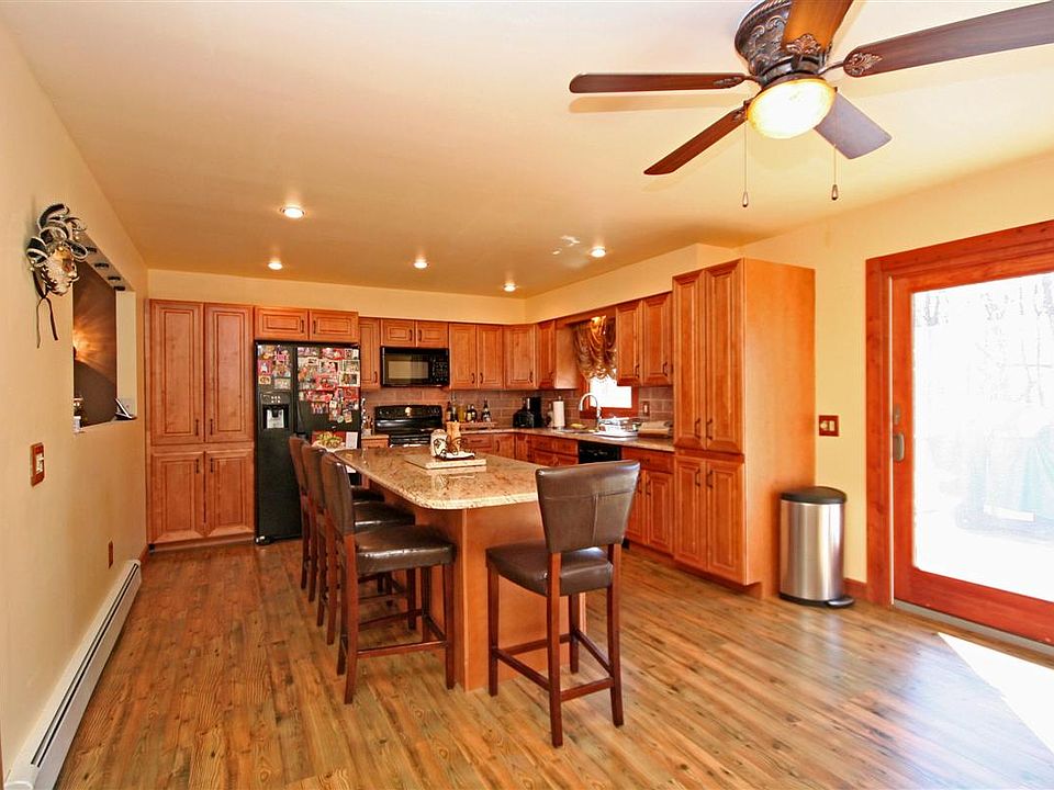 Large and Fucntional Eat-In Kitchen