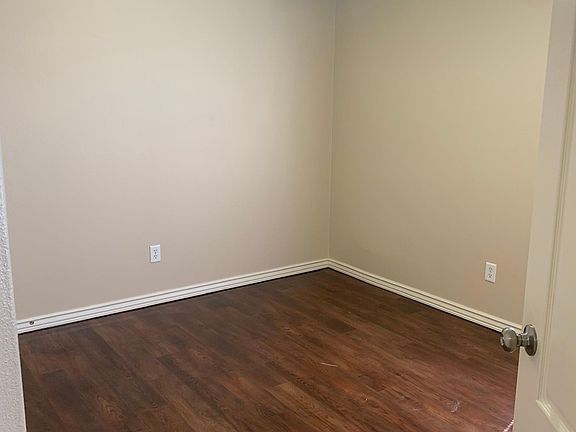 3rd image of 1002 Oakwood Ln