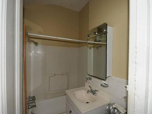4th image of 75 Billings St #1