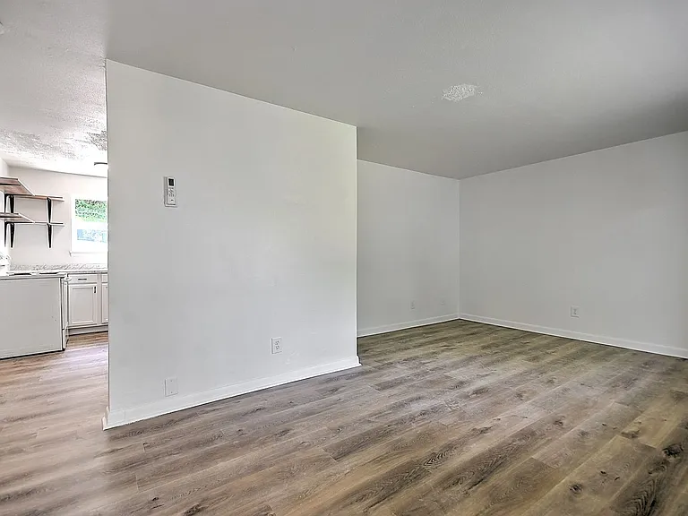 716 W G St — Photo 17