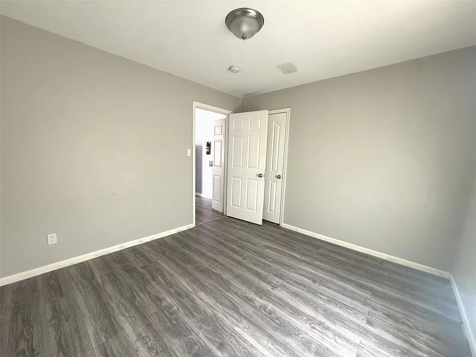1 bed, 1.0 bath, 1040 sqft, $900 — Photo 2