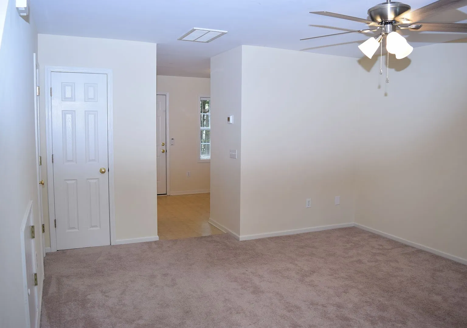 2 Bedroom 1.5 Townhouse w/ Included Utilities — Photo 4