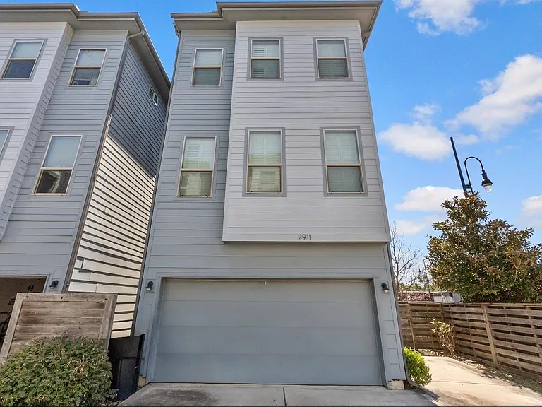2911 Blodgett St — Photo 4
