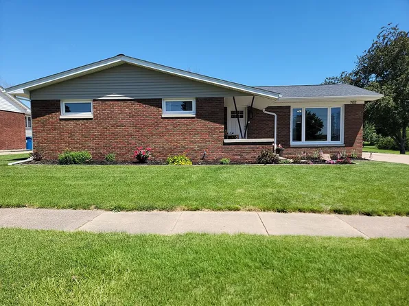 702 2nd St, De Witt, IA 52742