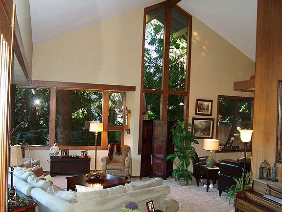 20' ceilings-warm, sunny and open