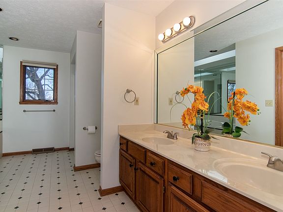 5th image of 228 Eaglewood Pl
