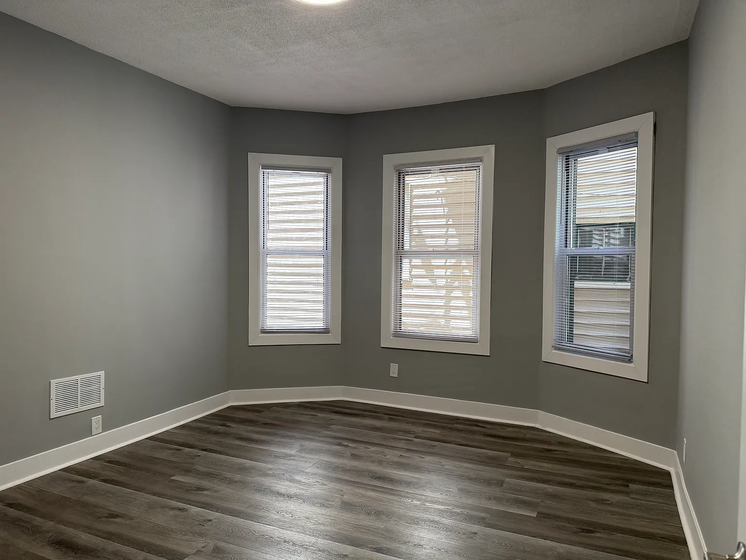 3 bed, 1000 sqft, $3,300 — Photo 3