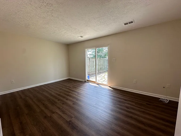327 Georgetowne Ct — Photo 6