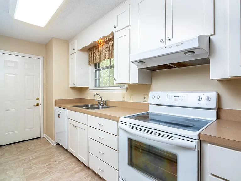 9601 Temple Dr — Photo 11