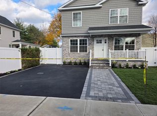 25 Maple Pl, Hicksville, NY 11801