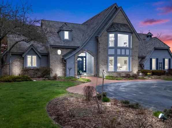 702 West Haddonstone PLACE, Mequon, WI 53092