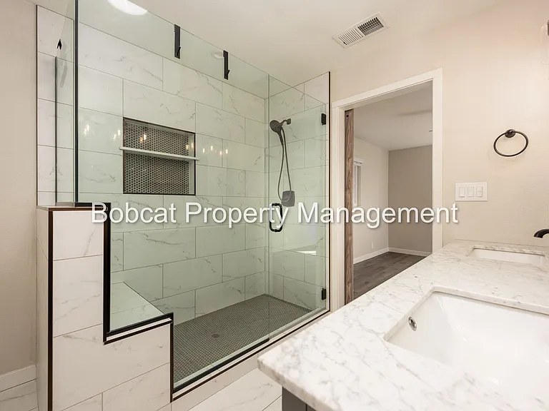 1121 Spruce St — Photo 17
