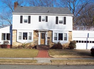 98 Hawthorne Pl, Malverne, NY 11565