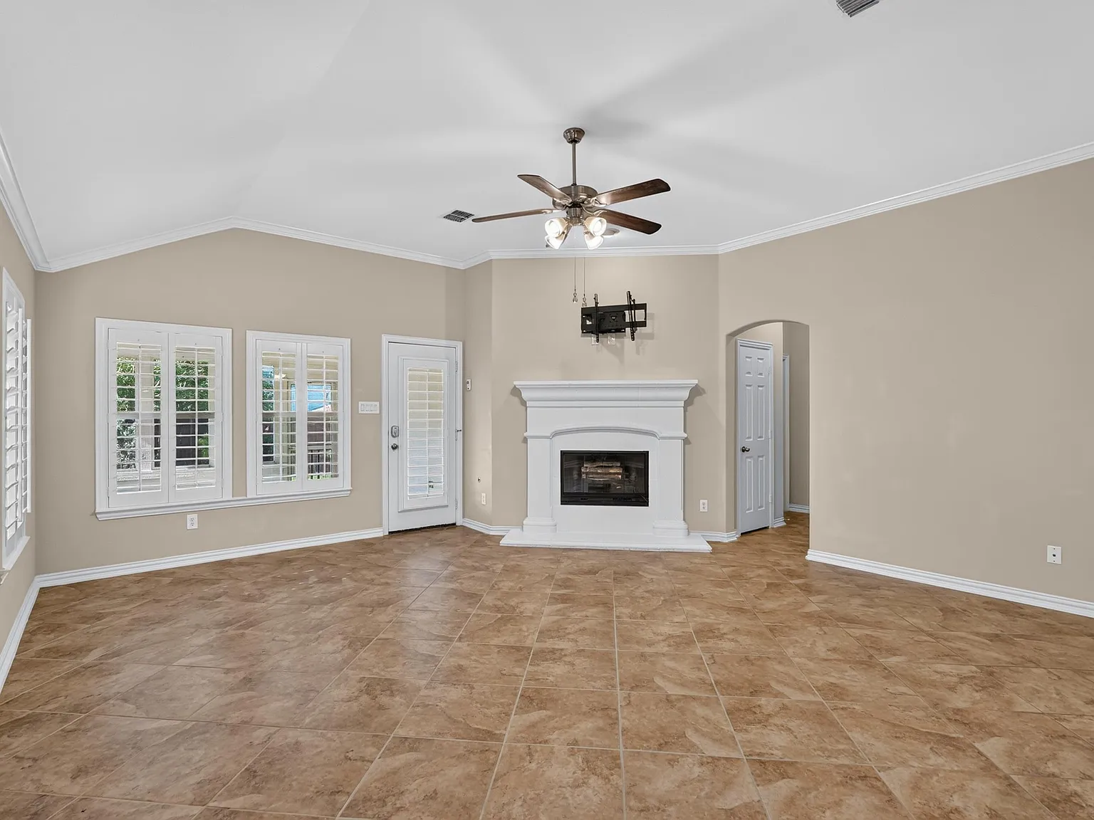 3 bed, 1975 sqft, $2,600 — Photo 4