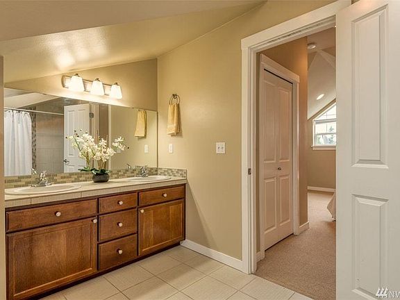 4th image of 12038 Roosevelt Way NE APT B