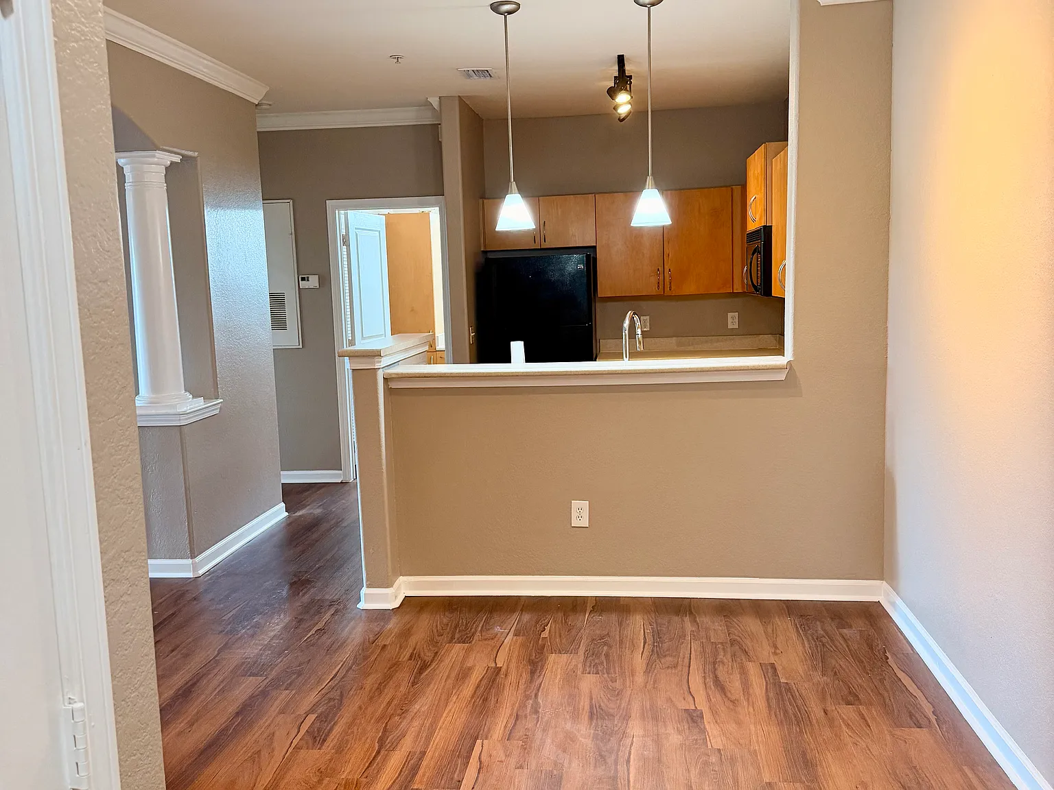 2 bed, 1100 sqft, $1,600 — Photo 2